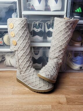 Ugg Australia Size 8 Knitted Fold Over Light Gray Boots